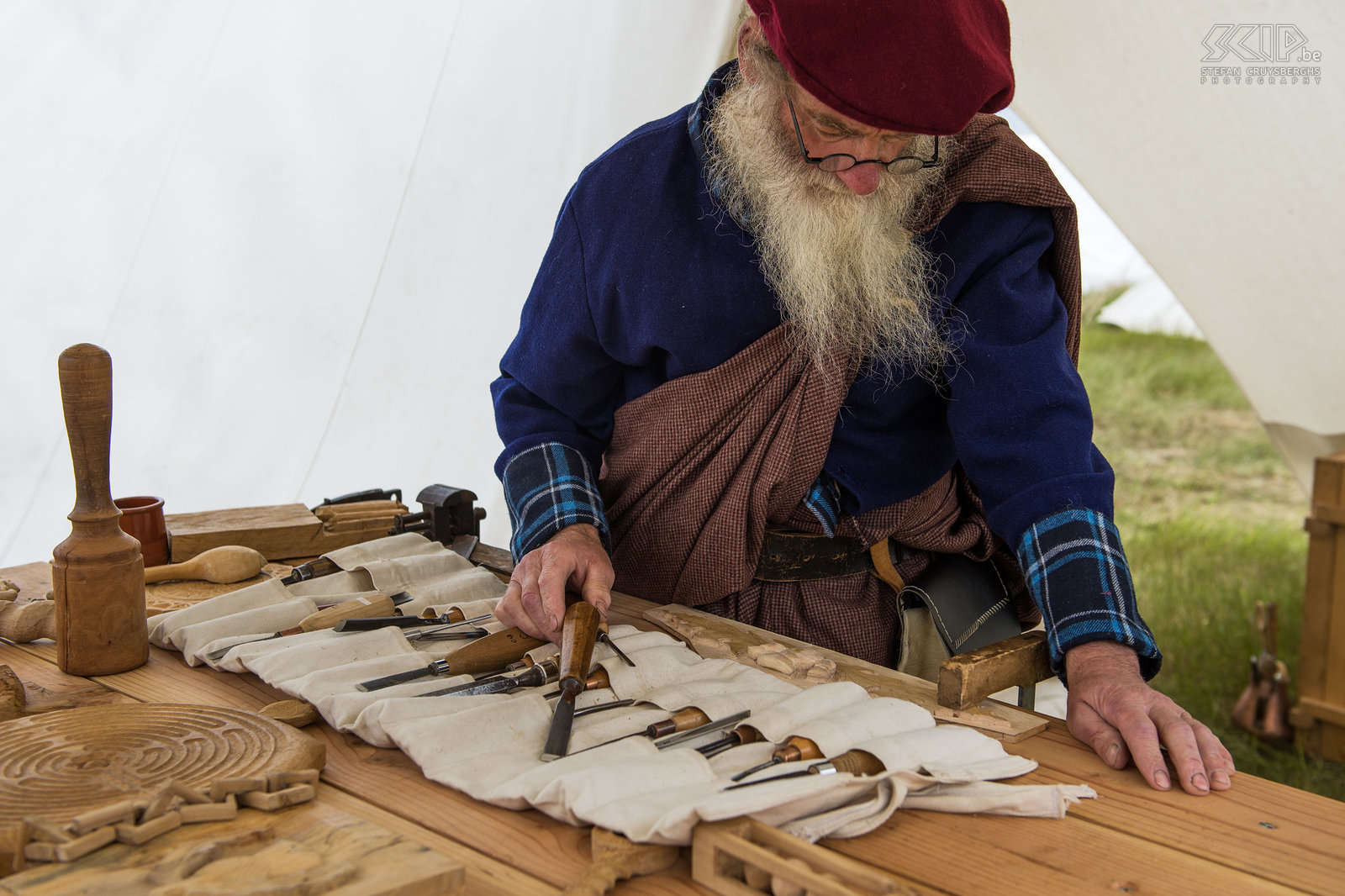 Historia Mundi - Schotse highlander Midden juni vond in Lommel het Historia Mundi evenement plaats. Gedurende 2 dagen kwamen velen groepen samen die aan re-enacting en living history doen. Op basis van geschiedkundig onderzoek deden alle groepen zeer veel moeite om zowel kleding, wapens, tenten als ambachten zo waarheidsgetrouw mogelijk na te maken en na te spelen. Veel van deze mensen kennen hun stukje geschiedenis erg gedetailleerd en kunnen er zeer enthousiast over vertellen. Ik maakte een reeks foto's van mensen uit de prehistorie, Romeinen, Middeleeuwse ridders, soldaten uit de Renaissance, Schotse Highlanders, Duitse militairen uit WOI, ... Stefan Cruysberghs